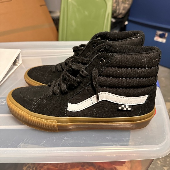 Barely worn Mid vans. There’s no box but will ship with temporary box. - Picture 2 of 5